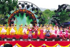 撐紅傘跳動(dòng)人舞蹈 吹蘆笙展民族文化