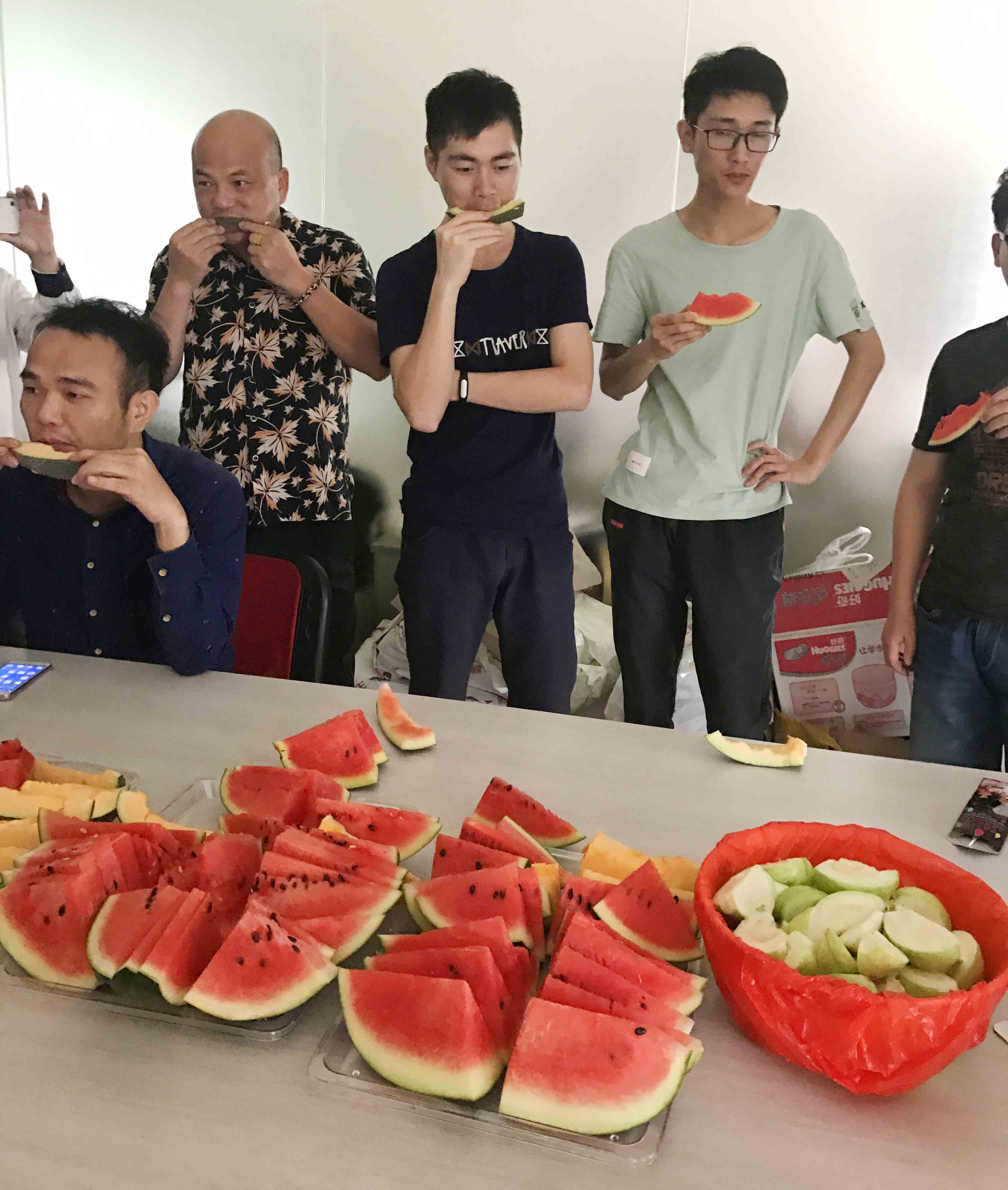 生日狂歡|首創(chuàng)全體同事舉杯祝小歡歡生日快樂。(圖11)