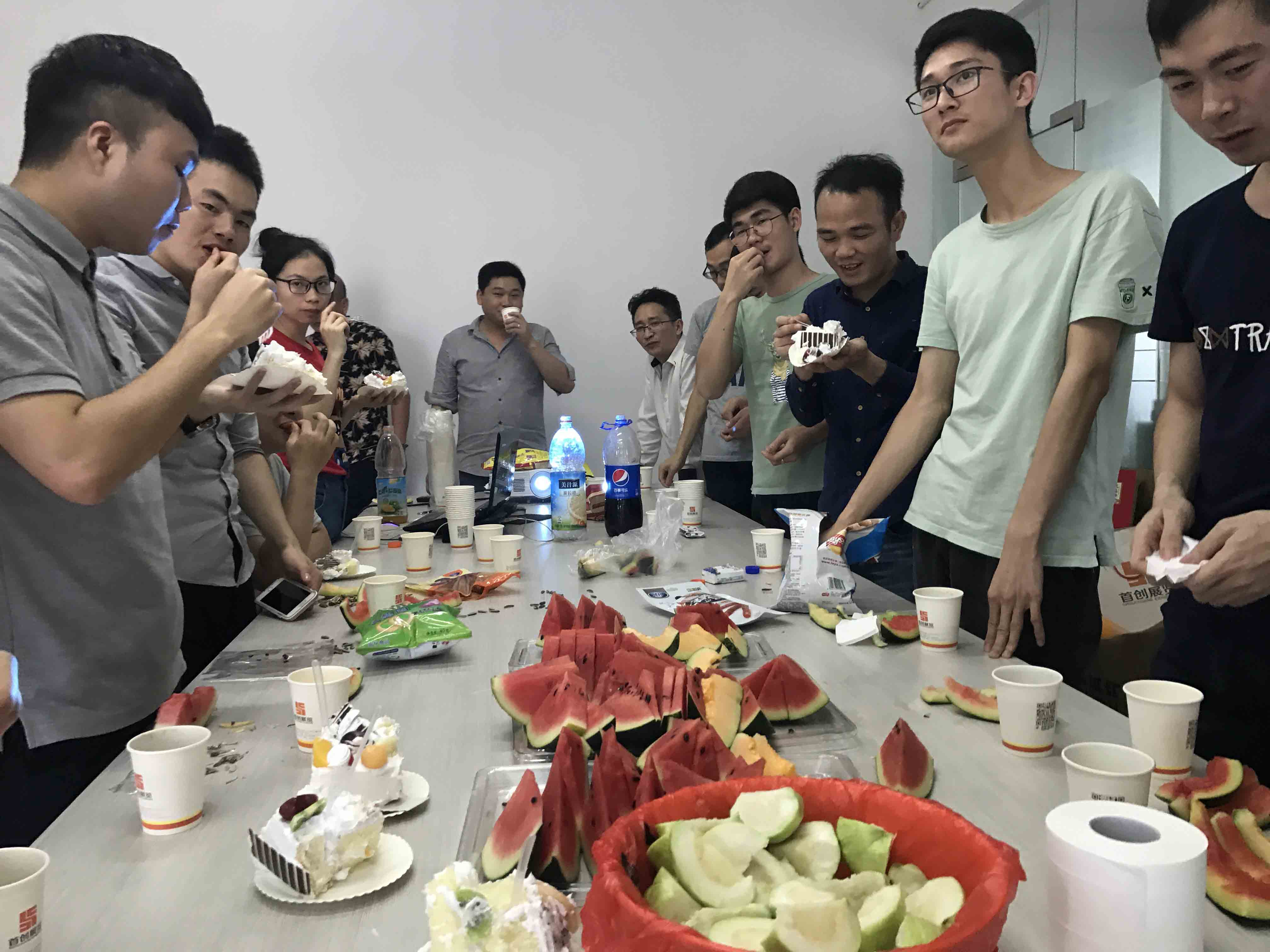 生日狂歡|首創(chuàng)全體同事舉杯祝小歡歡生日快樂。(圖12)